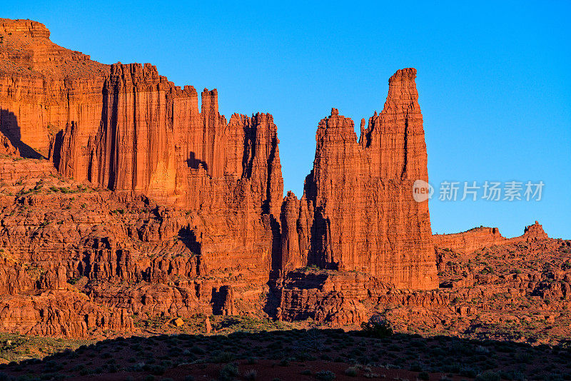 日落时的红岩Fisher Towers